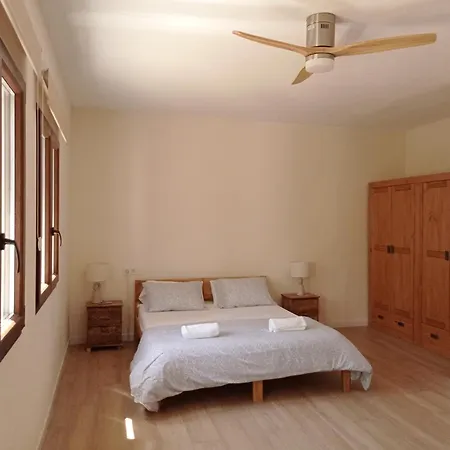 Bonita Casa Blanca En El Bosque. Casa de Campo *