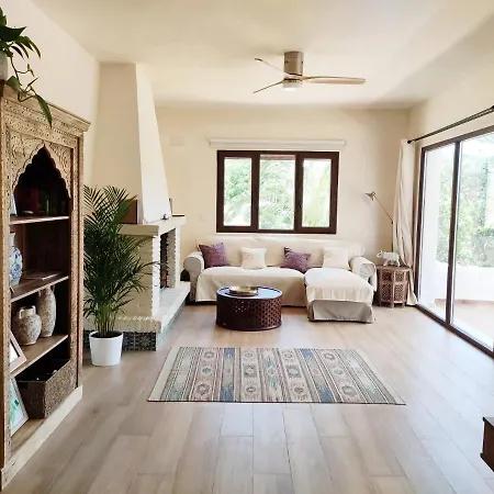Kır Evi Bonita Casa Blanca En El Bosque.