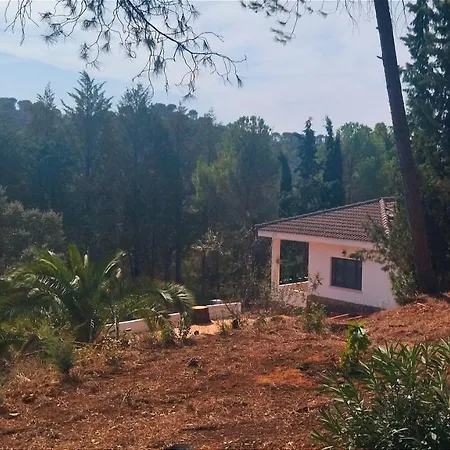 컨트리하우스 Bonita Casa Blanca En El Bosque. *