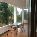 Bonita Casa Blanca En El Bosque.