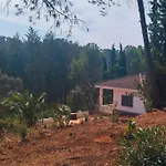 Country house Bonita Casa Blanca En El Bosque. *