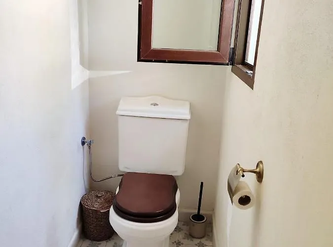 Bonita Casa Blanca En El Bosque. Country house