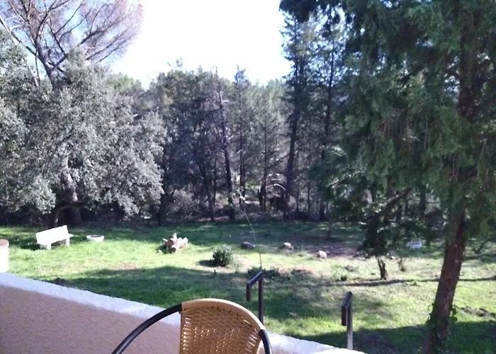 Bonita Casa Blanca En El Bosque. Country house